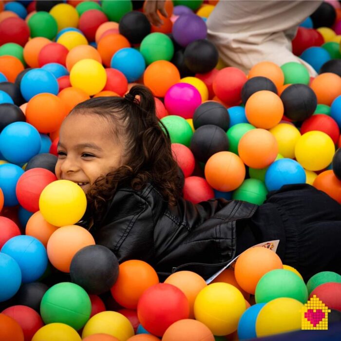 Meisje in ballenbak bij heppie festival