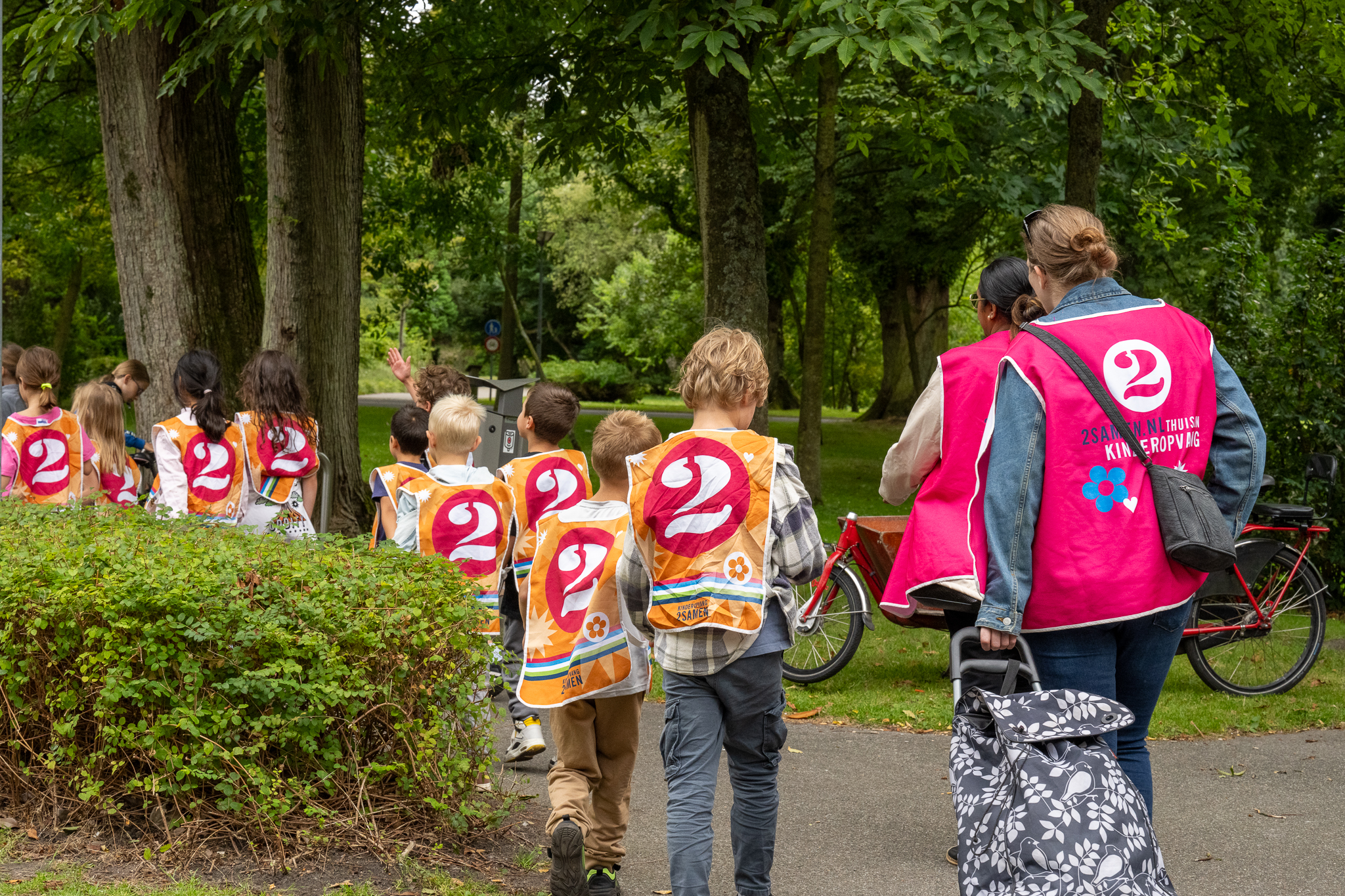 kinderen en medewerker gaan naar huis vanuit het zuiderpark