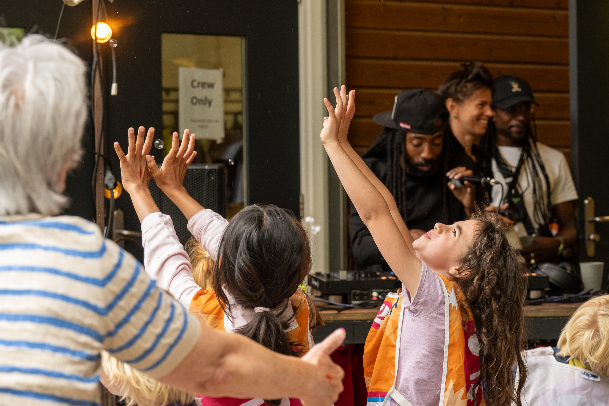 Dansen in de kinderdisco met kinderopvang 2samen in het zuiderpark