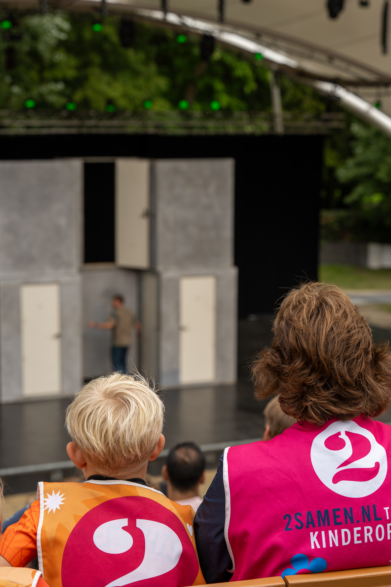 Kinderen in het publiek bij theatervoorstelling zuiderpark