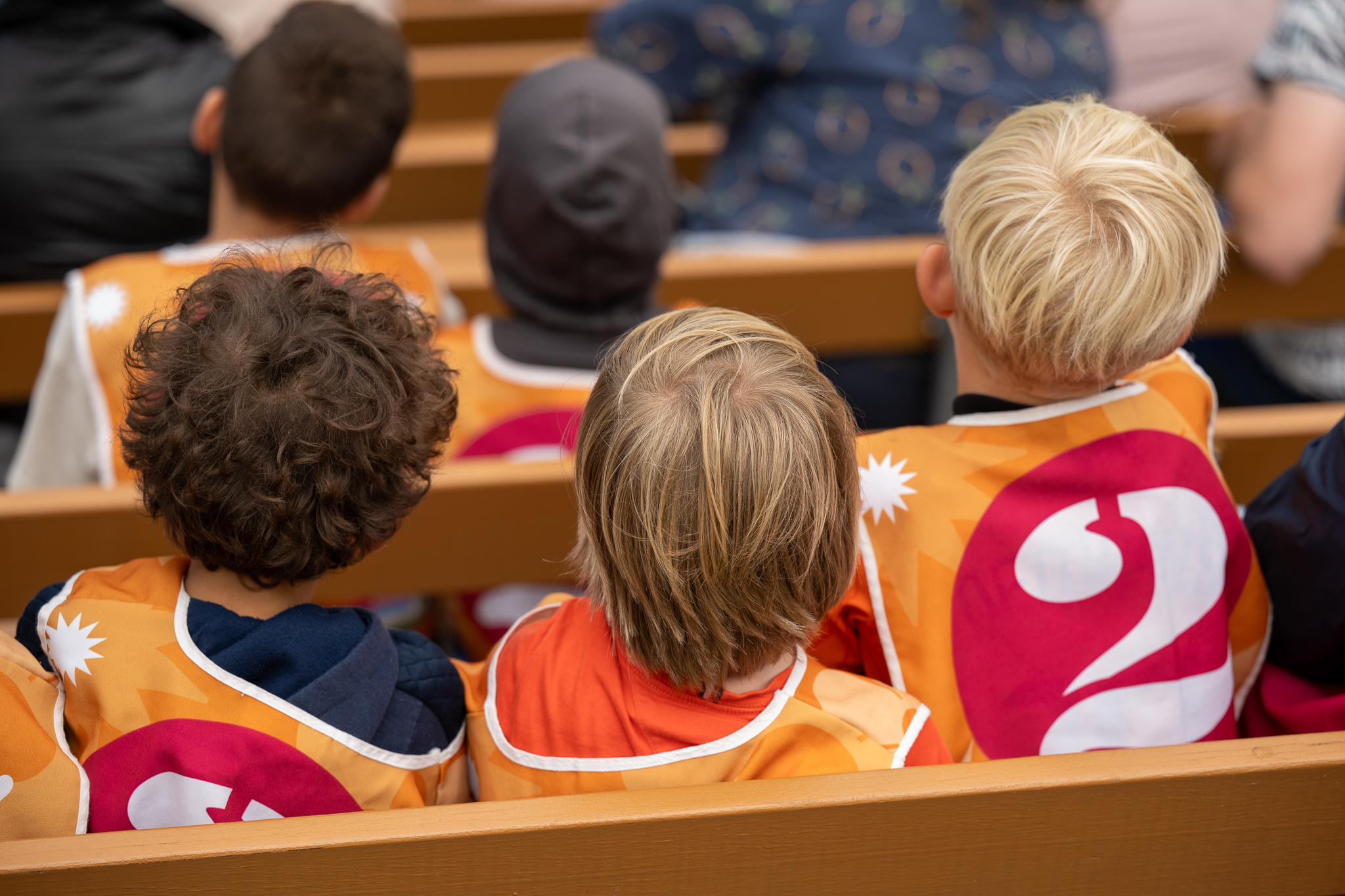 Kinderen in het publiek bij theatervoorstelling zuiderpark