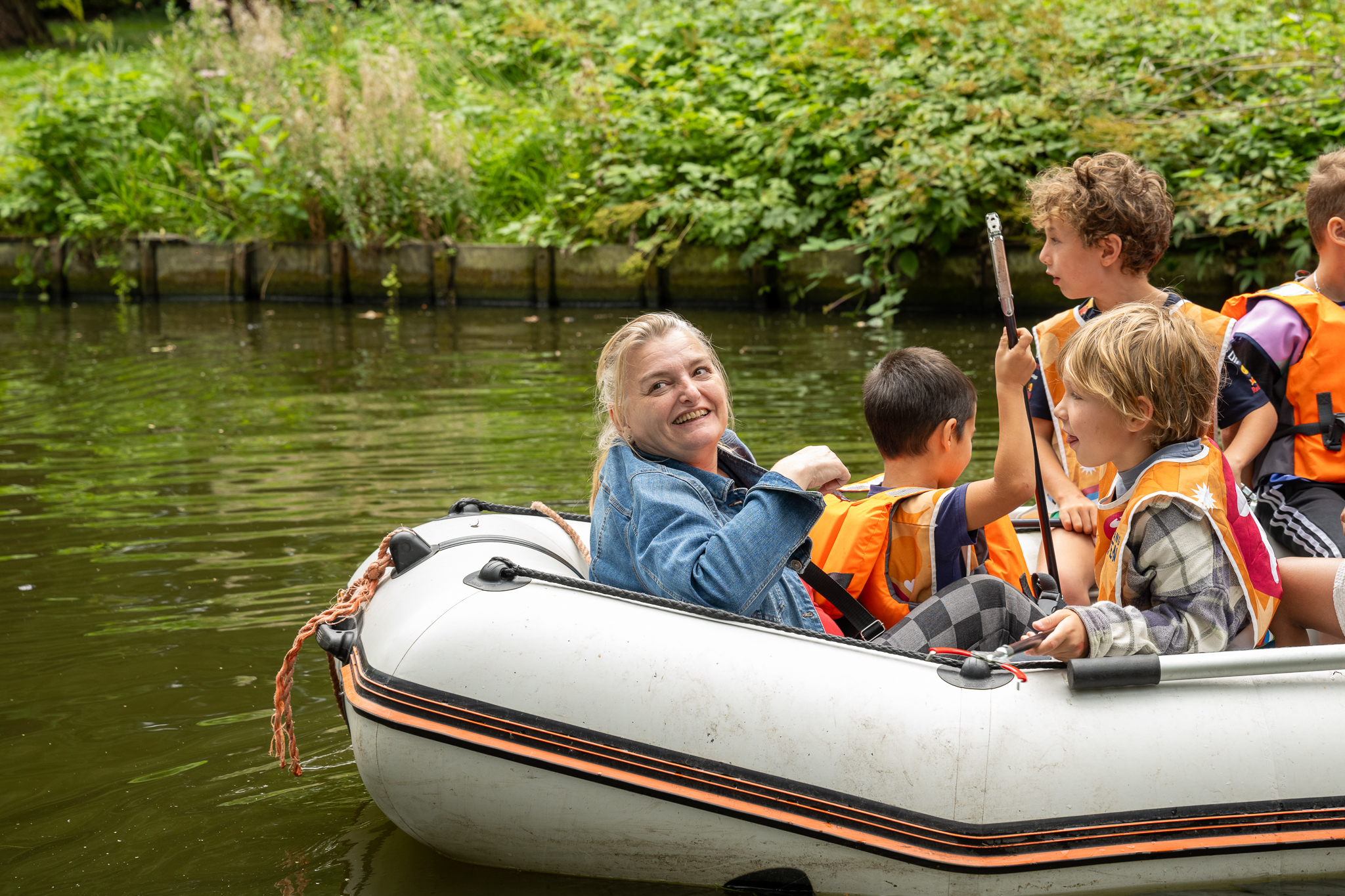 bootje varen in het vakantiepark met kinderopvang 2samen