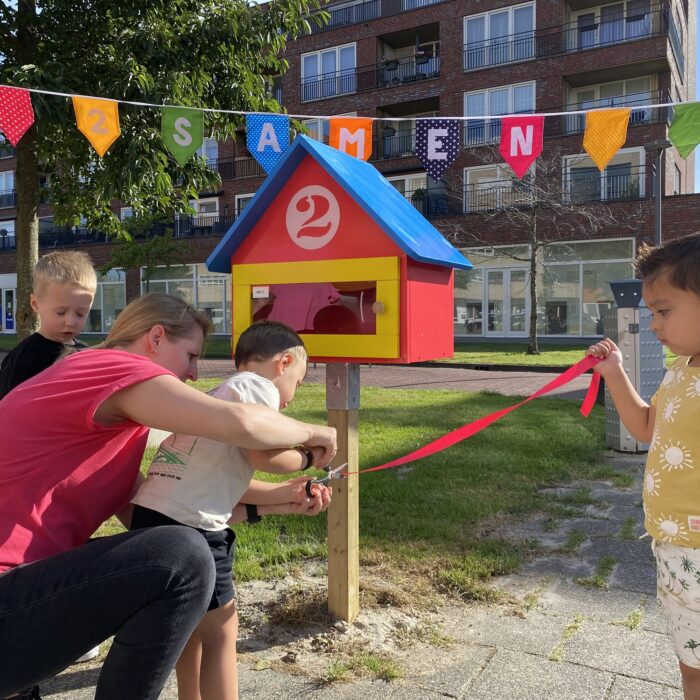 Finn, Jens, Frenkie (3 jaar) openen hun mini-bieb met samen pm'er Esther bij kinderdagverblijf 2Eekhoorns in de wijk Hoogeland in Naaldwijk