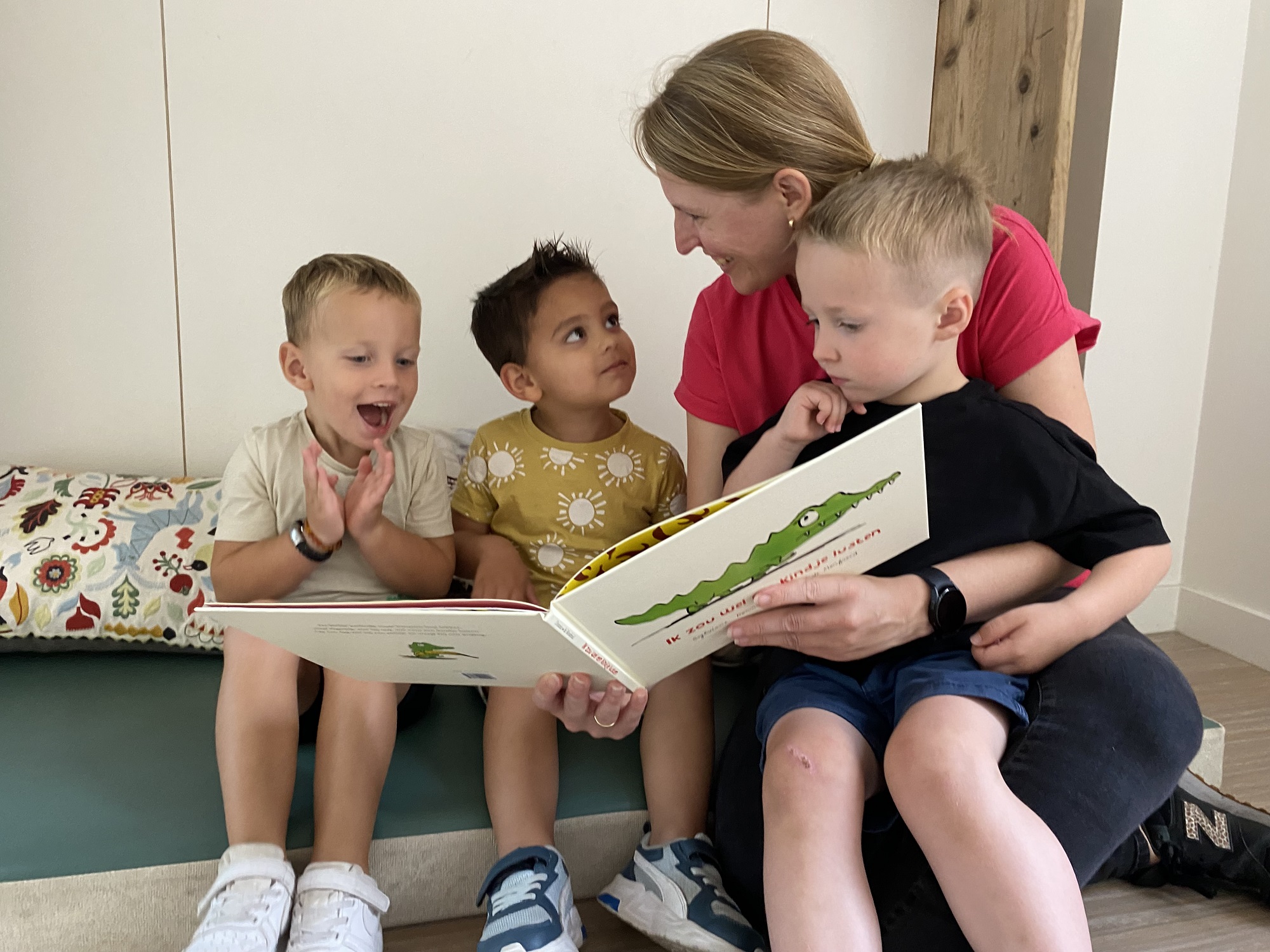 Persfoto uitlezen van boekje voor mini-bieb bij 2Eekhoorns Kinderopvang 2Samen in Hoogeland Naaldwijk